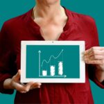 Gráfico mostrando crescimento de seguidores no Instagram com estratégia de compra barata